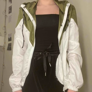  - Jacka som inte värmer så går att ha på sommaren. Inte bästa kvaliten. Aldrig använd. Är mörkare än på bilden. Fraktar endast