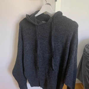 Stickad huvtröja från h&m - Säljer nu min stickade huvtröja ifrån H&m. Använd men i mycket bra skick!!