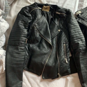 Skinn jacka - Skinnjacka från Vero Moda i storlek S, superfin men använder inte längre därav säljer jag den. Något år gammal men ser fortgarande ut som ny! Köparen står för frakt och tar endast emot swish 🎀