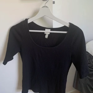 Svart ribbad topp från h&m - Super fin svart ribbad topp ifrån h&m passar till allt
