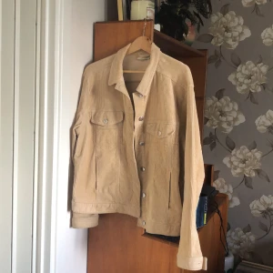 Manchesterjacka MONKI - Manchesterjacka i beige färg. Storlek XL men väldigt liten i storleken. Suttit snyggt oversized på mig som bär M i överdelar. Exklusive frakt 💓💓 använd fåtal gånger