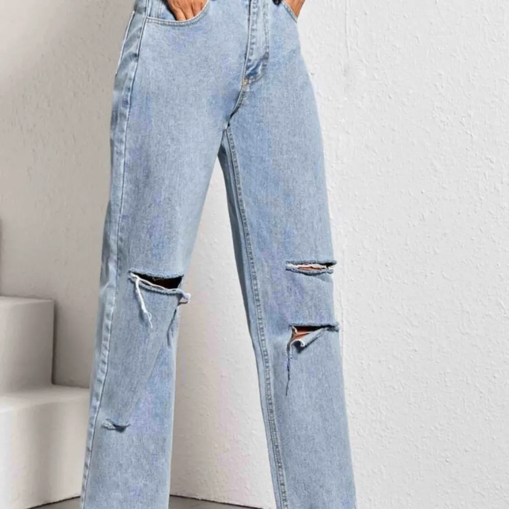Hej! Säljer dessa populära jeans i storlek small. De är helt oanvända då jag tyckte att de ej satt fint på mig. Men själva jeansen är riktigt fina och trendiga dessutom ;) 💞 skicka dm om ni har frågor . Jeans & Byxor.