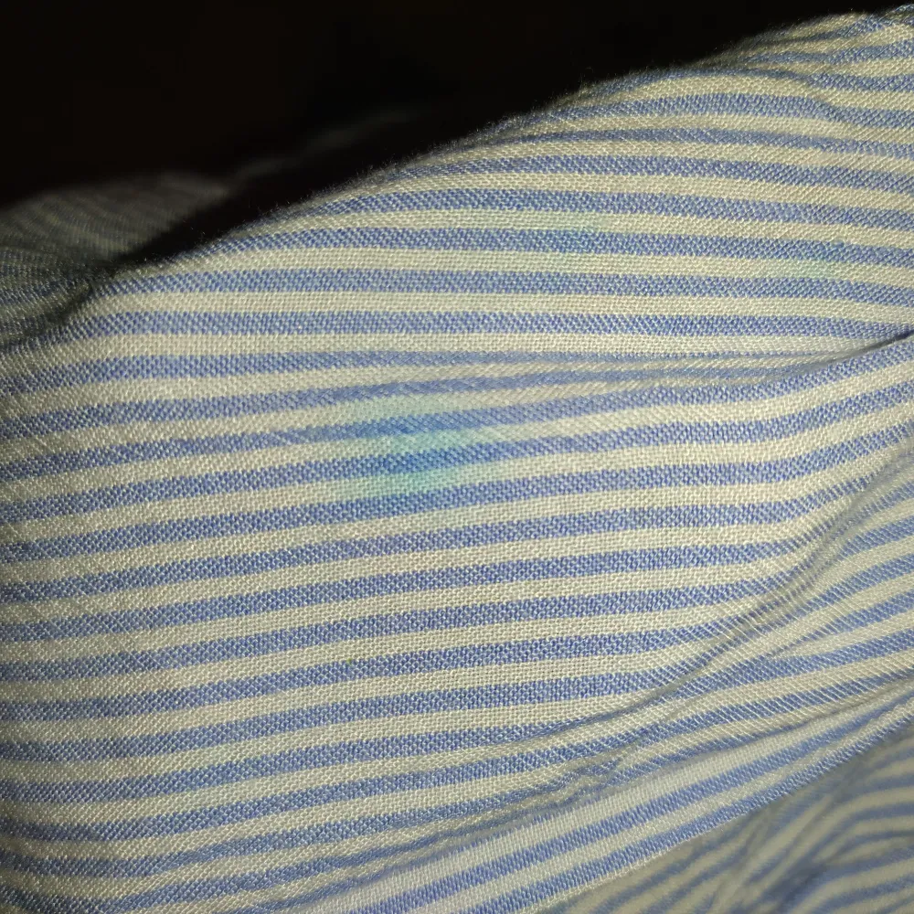 Super fint & somrigt linne, vit-blå randigt stl 158/164 (xs). Justerbara band. Har en blå fläck som jag inte hunnit tvätta bort pga flytt men kommer självklart tvätta det innan jag skickar. . Toppar.