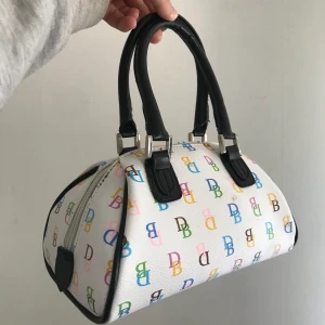Mini bag  - Säljer denna asballa y2k väskan jag köpt på second hand för ett tag sen💕