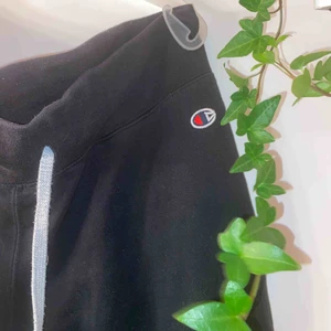  - Säljer mina champion mjukis, det står att dem är L men det är dem inte😳 Jätte sköna dock!  Köparen står för frakt ✨