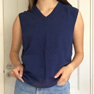 Sweater vest - Blå sweatshirt vest, lite ljusare blå än på bilden. Frakt tillkommer på 45kr<3