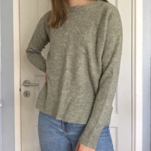 Ljusgrön stickad tröja - Ljusgrön stickad tröja från H&M med ull i. Frakt tillkommer på 45kr<3