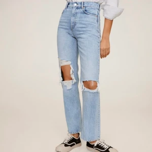 Mango jeans  - Säljer dessa populära jeans från mango då jag har ett par liknande💓 slutsålda överallt! HÖGSTA BUD: 560kr inkl frakt, buda på! ☺️   