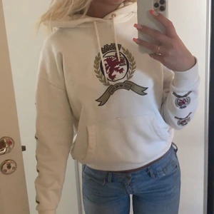 Tommy hilfiger hoodie  - Säljer min snygga hoodie från Tommy hilfiger! Den är i storlek xxs men den passar absolut xs/s också! Nypris 1600kr, säljer nu för 500, hoodien är använd någon enstaka gång bara!