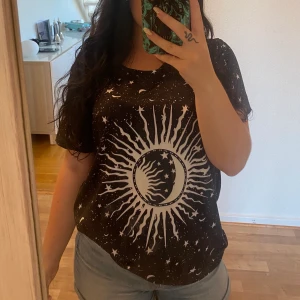 NY alternativ T-shirt - Fick denna i present men aldrig använt den. Stl. M. Häftigt  Sol/måne/rymd tryck. Kan hämtas upp i Malmö eller fraktas för 44kr. 