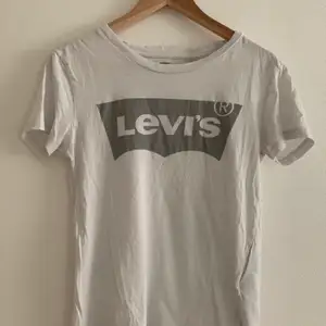 Säljer denna Levis t-shirt i storlek S❤️ ganska ofta använd så är en aning urtvättad och har en liten mörk fläck som syns på andra bilden. Annars är den i bra skick!❤️ 100kr + frakt❤️