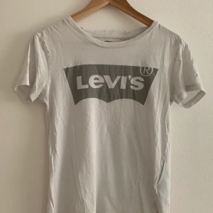 Levis t-shirt - Säljer denna Levis t-shirt i storlek S❤️ ganska ofta använd så är en aning urtvättad och har en liten mörk fläck som syns på andra bilden. Annars är den i bra skick!❤️ 100kr + frakt❤️