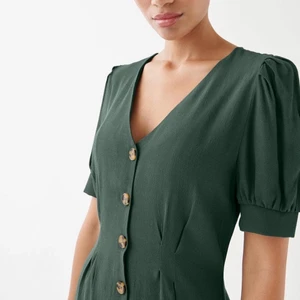 Grön klänning - En jättefin klänning med knappar fram! Knappt använd!