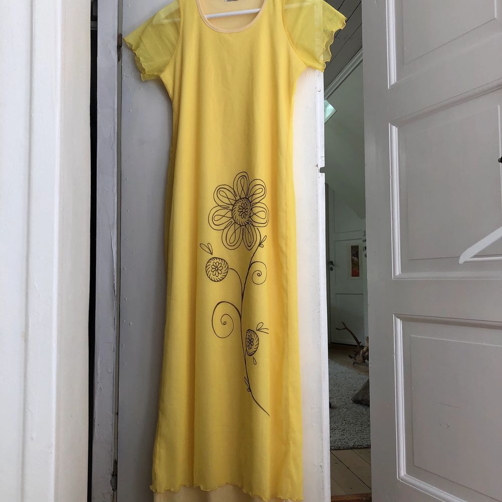 En tight, gul t-shirtklänning med 70-tals tryck. Använd ett fåtal gånger, i bra skick. Mjukt material och klänningen går till mitten av vaden på mig som är 168cm lång. . Klänningar.