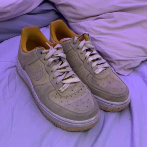 Air force 1 - Säljer mina gula air force 1 i material mocka. Säljer på grund av ingen användning längre. Köpte de ungefär 5-6 år sen. Säljer billigt så möter upp i sthlm elr så får köparen stå för frakt 63kr