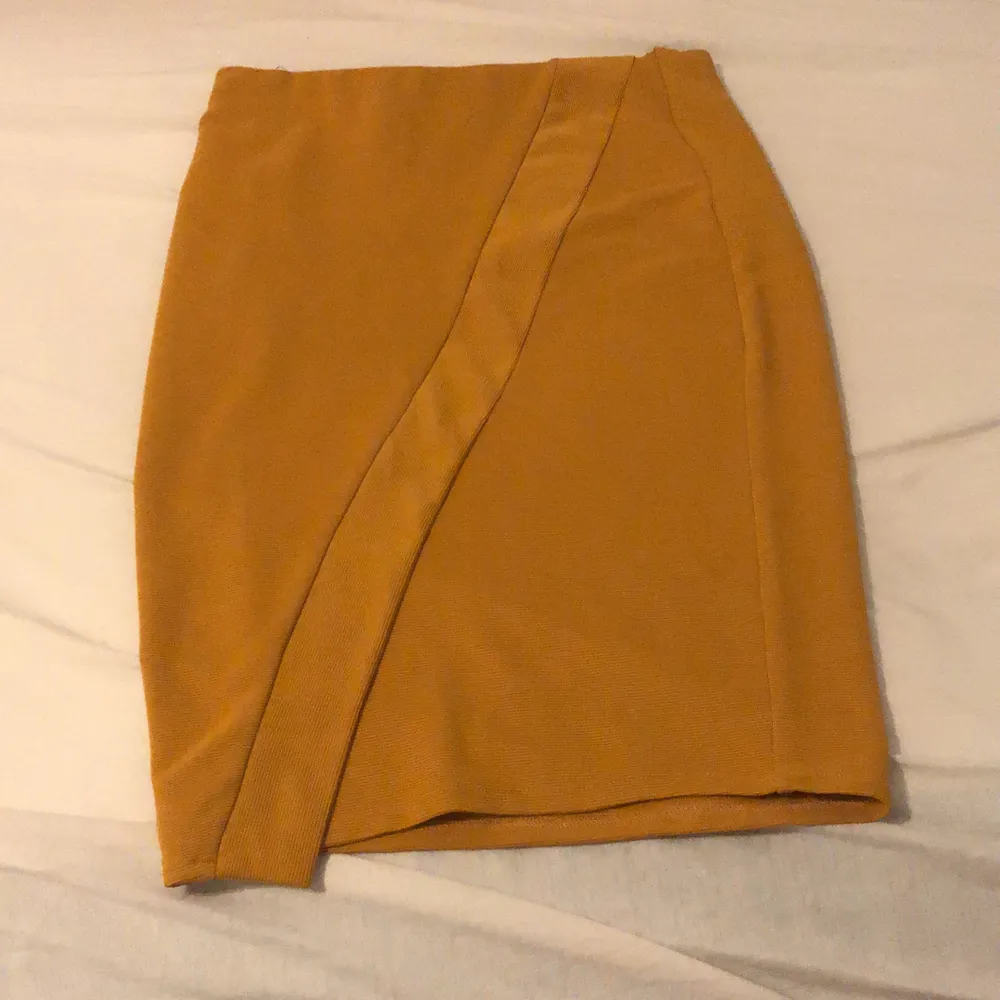 En gul/orange kjol väldigt stretchig går inte till användning längre  . Kjolar.