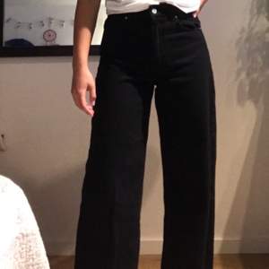 Svarta vida jeans från Zara. Aldrig använda. Jag är 160cm. Passar mig som har W25. Frakt 63kr.🖤🕷🦨