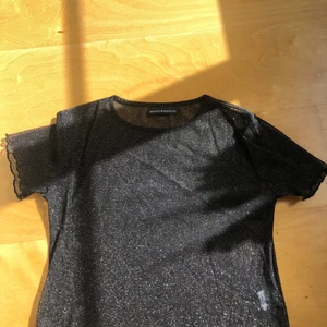 Brandy Melville  - Jätte fin topp som är glittrig och genomskinlig från Brandy. Super fin att ha linne eller BH under. Använd fåtal gånger. Spårbar frakt: 63kr. Icke spårbar: 22kr. 💗