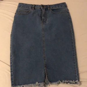 En jeanskjol - En jeanskjol från vero Moda som inte går till användning längre 