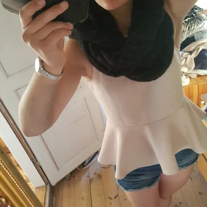 Halsduk med huva - Plagget är stickat med stora maskaor,och är jätte mysigt. Säljes då det inte kommer till användning hos mig. Använt max 5 gånger. Hör gärna av er vid intresse eller funderingar. Köpare står för eventuell frakt. Har swish