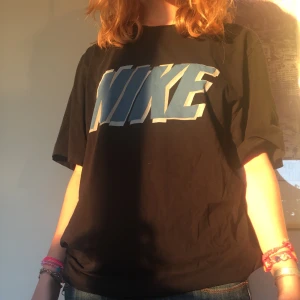 svart nike tshirt  - köpt secondhand men bra skick o jätteskön, säljer en till liknande också