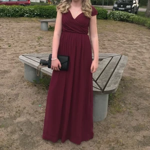 Vinröd balklänning från Nelly - Använd en gång, köpt från Nelly för 800kr. Frakt tillkommer 😊