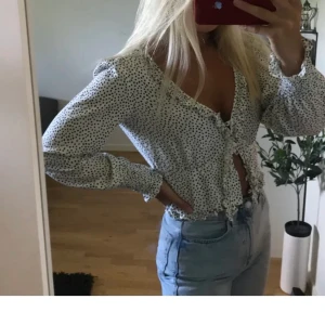 Topp från bikbok - Superfin topp från bikbok 🤍 (lånad bild) köpt här på plick och är aldrig använd av mig och fåtal gånger av förra ägaren! Man kan knäppa hur många knappar man vill, 150kr plus frakt eller högstbjudande 🤍