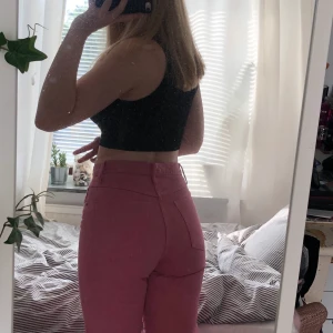 Urban outfitters jeans - Säljer dessa såå snygga rosa straight leg jeansen från bdg, urban outfitters. Säljer pga att de är för små för mig. De har en liten slits på vardera sida längst ner på byxbenet. Fraktkostnad tillkommer :)