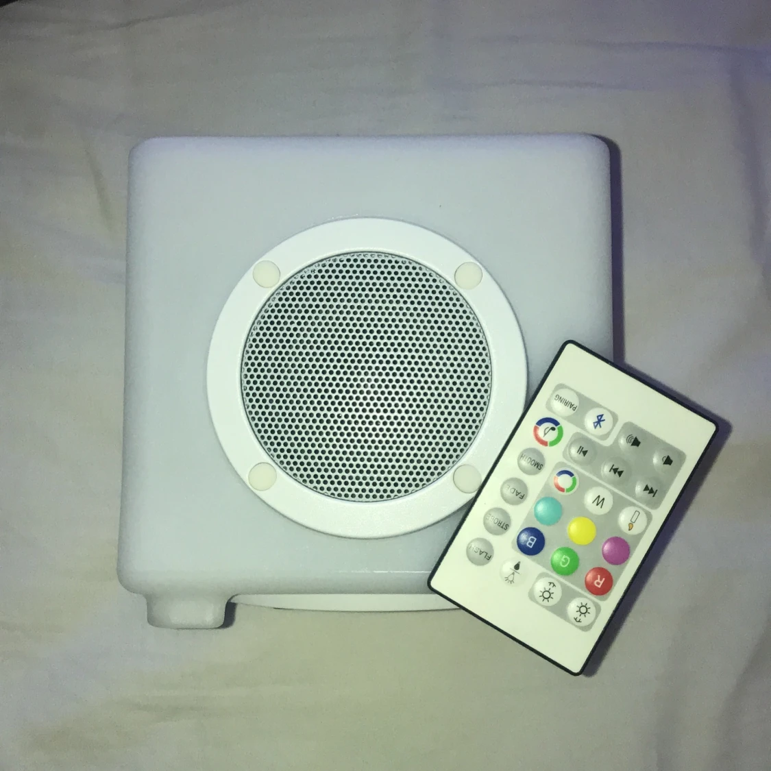 Högtalare med skiftande ljus