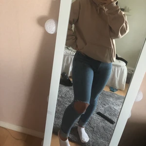 Jeans  - Högmidjade jeans från bikbok. Gjort eget hål på ett av knäna. Stl Xs och säljer då det blivit för små dock rätt så stretchiga.