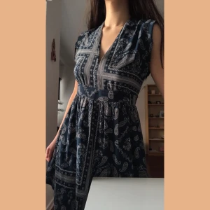 Klänning från Mango - En riktigt fin klänning från Mango i storlek S. Har en mindre dragkedja på vänstra sidan. Möts upp i Malmö annars tillkommer frakt 💌