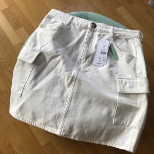 Vit jeanskjol från Gina Tricot - Säljer min tuffa vita jeanskjol från Gina Tricot, då den inte riktigt passade mig. Lappen sitter kvar då den aldrig använts. Köparen står för frakten 🦋