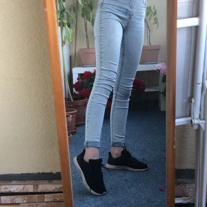 Jeans från gina tricot i modellen molly storlek xs - Jeansen är hyfsat använda och är i ganska bra skick