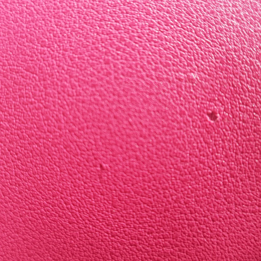 Väska i riktigt 'hot pink' veganskt läder. Är allmänt mycket utöver det vanliga. några få små-skador (se bild 3) varav de flesta sitter som tur är på baksidan, verkligen inget störande, i övrigt som ny. Säljer för 150kr exkl frakt (63kr) . Väskor.