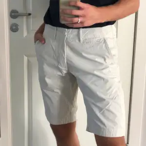 Supersnygga och fräscha Peak Performance shorts! Verkligen en as nice ljus beige färg 🥺. Fint skick! Köpare står för frakt 💘.