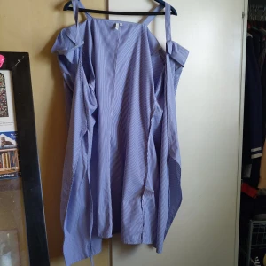 NELLY Off shoulder shirt dress  - Klänning från Nelly trend, jättesvårt att visa hur den ska sitta och den passar nt så kan nt visa :( men bra kvalité!!