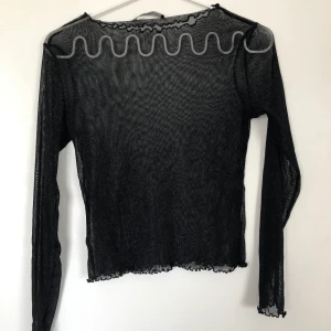 glittrig fest topp brandy melville - så söt glittrig mesh topp ifrån brandy melville med små ”volanger”. one size men stretchig så skulle säga xs-m. knappt använd så hel och fräsch. ansvarar inte för postens slarv😎 kom med bud