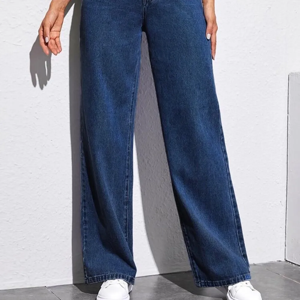 Intressekoll på mina baggy mörkblåa jeans från shein,de är ganska tunna men fortfarande bra kvalite.Jag är 173 och storlek S sitter perfekt i längden på mig.Buda vid intresse!!Köparen står för frakt. Jeans & Byxor.