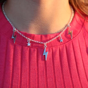 Stjärn/Blixt halsband  - Ett snyggt och nickelfritt halsband med stjärnor samt blixtar på! Skickas endast, köparen står för frakt - 11 kr. Betalning via Swish
