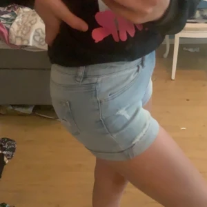 Jeans shorts  - Ett par jeansshorts från Lindex! Väldigt snygga men de har tyvärr blivit för små för mig. Passade på mig när jag var en xs. Köparen står för frakt. Kan annars mötas upp i Täby området.