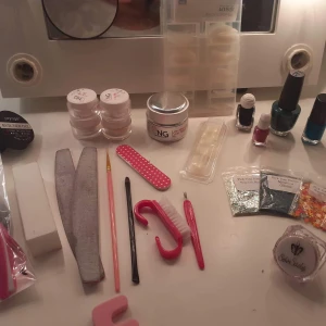 Nagelkit - Hej!❤ Säljer massvis nagel saker, som inte kommer till användning.  Saker jag säljer: 2 paket tippar ett litet paket tippar o en stor paket med tippar.  1 oöppnad bulider gel.  4 gellack som jag har använt bara 1 ggn från nagelgigaten. 3 glittrar o 2 paljetter som jag inte använt. 2 filar från nagelgigaten  2 buffer från nagelgigaten 2 penslar. 2 polygel.   1 gelé från nagelgigaten (Low heat Led/uv cover blush pink) har aldrig använt. 4 nagellack. 1 borste. kom på prisförslag❤ För mer bilder kan kom privat❤