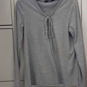 Tröja med snörning  - Jätte skön tröja med snörning från Bikbok. Vill man ha den skickad tillkommer frakt :)