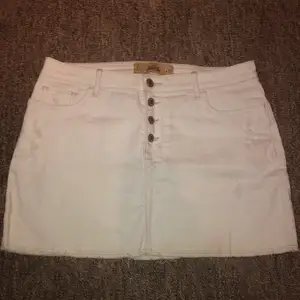 Jeanskjol från Hollister strl W28. Det är en liten fläck nere på kjolen och vid knapparna, men det går säkert att ta bort med nå rengöringsmedel.  Möts upp eller fraktar, 50kr