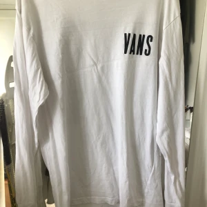 Vans tröja  - Långärmad vans tröja med tryck på ryggen, har en fläck som inte går bort, på ena mudden på tröjan men jag brukar alltid vika upp en gång då syns det inte eller dra upp armarna på tröjan. Kan frakta men då står köparen för frakten☺️
