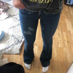 Mörkblåa bootcut jeans från Zara. Jeansen är stretchiga så kan passa både större och mindre. 