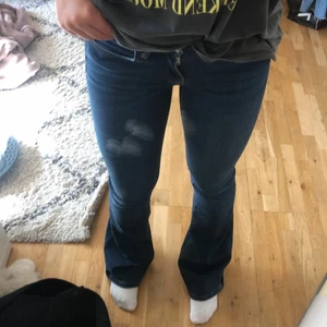 Zara jeans  - Mörkblåa bootcut jeans från Zara. Jeansen är stretchiga så kan passa både större och mindre. 
