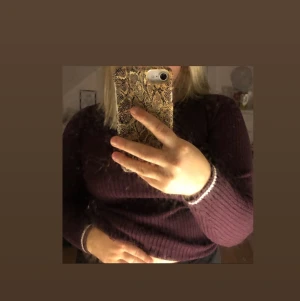 Svin strechig tajt tröja  - Mörklila strechig skön tröja i storlek 14y-16y så typ Xs/S/M så skit skön allafall och bekväm på alla sett och vis! (Köpare står för frakt)