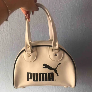  - Vintage puma minibag! Bra skick trots sin ålder!   Jag tar bud på alla plagg om flera har intresse, annars gäller först till kvarn vid snabb affär💗 Djur finns i hemmet. Köparen står för frakten men går även att hämta upp i Borlänge🌟