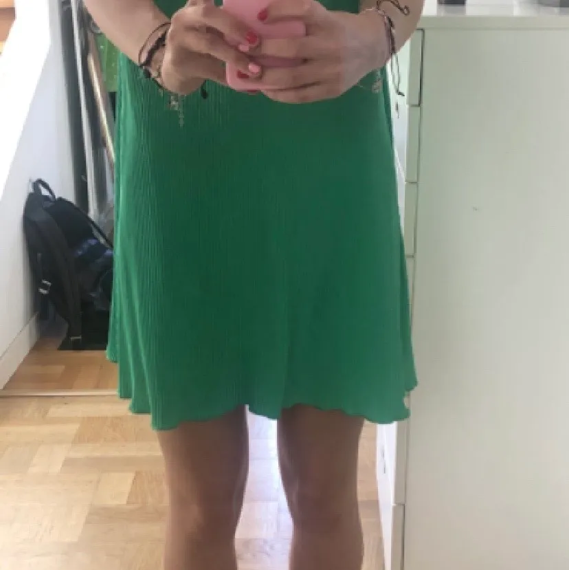 Jättefin grön klänning från Zara. Köpt här på plick men säljer den vidare då den tyvärr inte riktigt är min stil..... Klänningar.