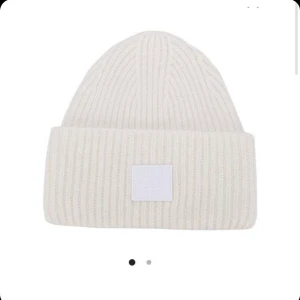 Vit Acne mössa🤤 - En vit acne mössa köpt på acne studios, använd väl, men i bra skick! Finns en liten fläck på baksidan men den syns inte. Kvittot är kvar! Nypris 1100 kr mitt pris 750 +frakt😆❤️